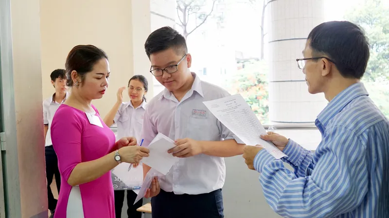 Thí sinh làm thủ tục vào phòng thi tại hội đồng thi Trường Bùi Thị Xuân - quận 1. Ảnh: HOÀNG HÙNG