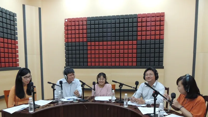Các khách mời tham gia trao đổi về định hướng đổi mới và hội nhập của Giáo dục - Đào tạo thành phố