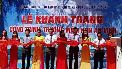 Đại diện Sở GD-ĐT TPHCM và UBND huyện Lý Sơn cắt băng khánh thành Trường Mầm non An Vĩnh