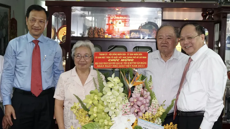 Lãnh đạo TPHCM thăm nhà giáo nhân kỷ niệm Ngày Nhà giáo Việt Nam 20-11 