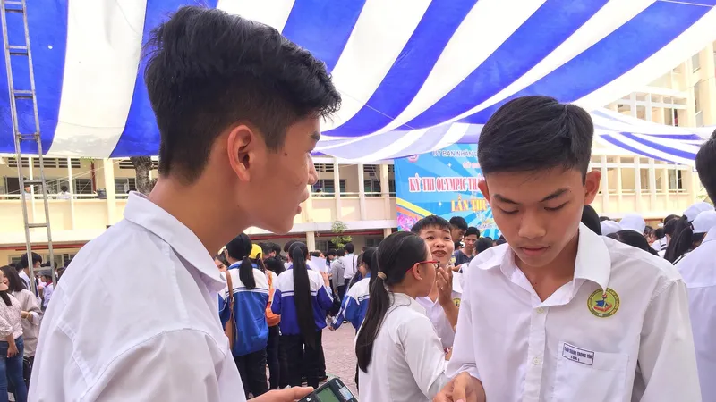 Thí sinh trao đổi trước giờ vào phòng thi