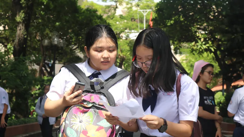 Thí sinh trao đổi đáp án sau giờ làm bài thi môn Toán
