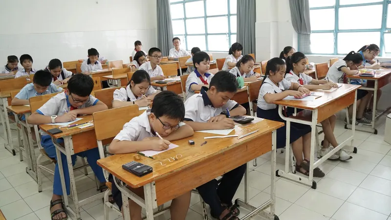 Thí sinh dự thi khảo sát năng lực bằng tiếng Anh lớp 6 Trường THPT Trần Đại Nghĩa tại điểm thi trường PTTH Lương Thế Vinh, sáng 12-6-2019. Ảnh: HOÀNG HÙNG