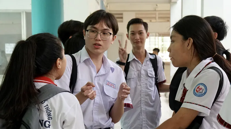 Thí sinh trao đổi sau khi kết thúc môn thi sáng nay. Ảnh: HOÀNG HÙNG