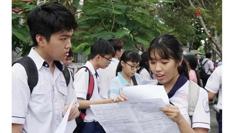 Thí sinh dự kỳ thi THPT Quốc gia 2019, tại điểm thi Lê Thánh Tôn, quận 7, TPHCM. Ảnh: HOÀNG HÙNG