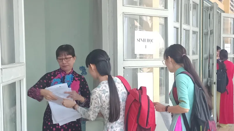 Ứng viên nghe đọc tên vào phòng thi thực hành môn Sinh