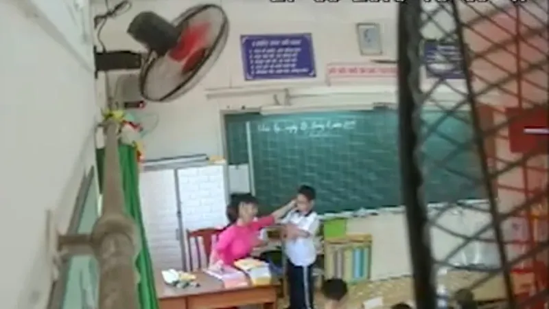 Cô giáo nhéo lỗ tai học sinh. Ảnh: cắt từ clip