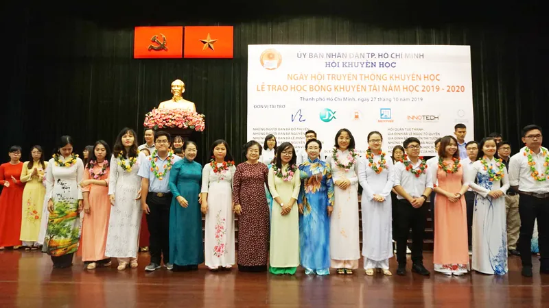 Trao hơn 1,9 tỷ đồng học bổng cho sinh viên vượt khó