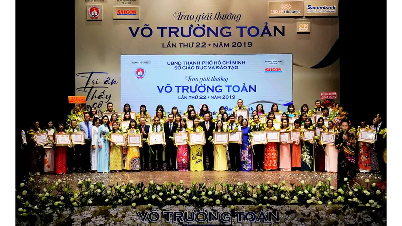 50 nhà giáo, cán bộ quản lý được trao tặng giải thưởng Võ Trường Toản lần thứ 22 năm 2019. Ảnh: HOÀNG HÙNG