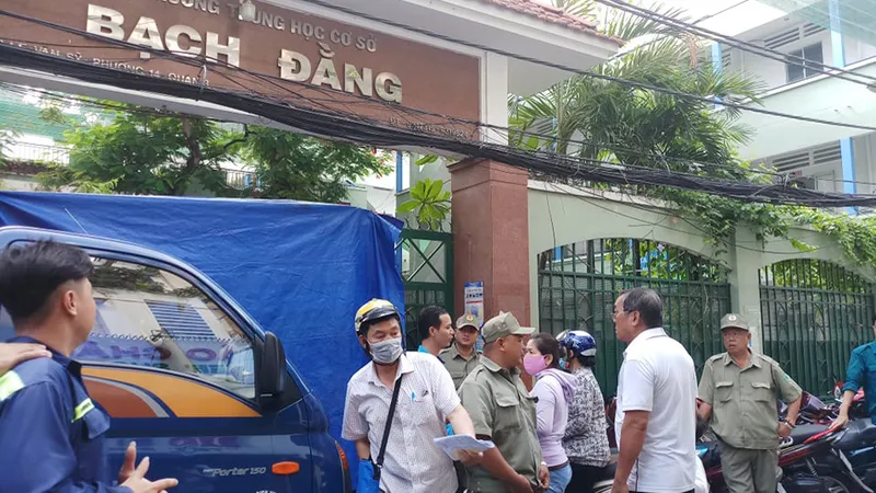 Lực lượng chức năng phong tỏa hiện trường để xử lý vụ việc