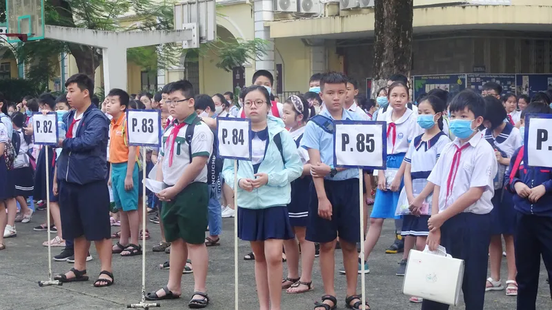 Các em học sinh tập trung theo sơ đồ phòng thi tại sân trường.