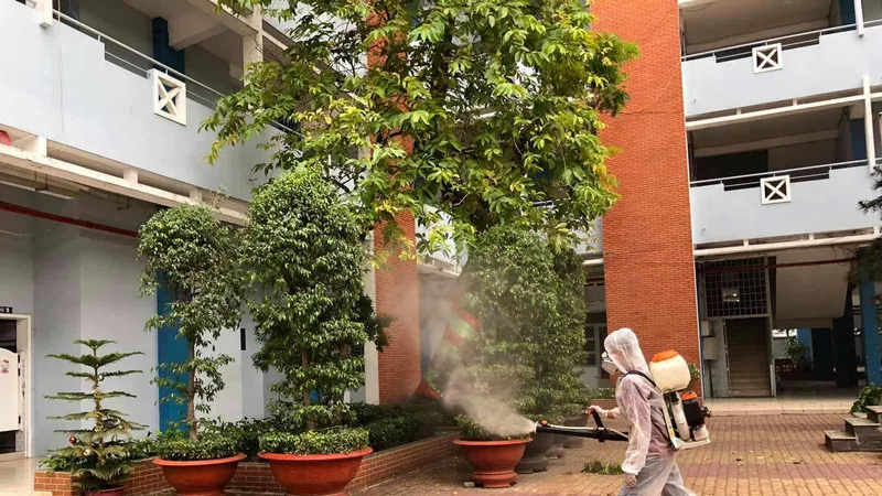 Trường THPT Nguyễn Du (quận 10) phun thuốc khử khuẩn chuẩn bị kỳ thi tốt nghiệp THPT vào chiều 1-8