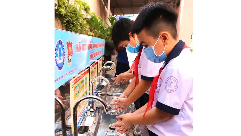 TPHCM: Tặng 100 máy rửa tay sát khuẩn tự động cho các trường tiểu học và THCS