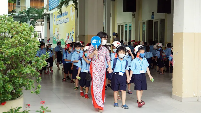 TPHCM: Học sinh lớp 1 phấn khởi trong ngày tựu trường năm học mới