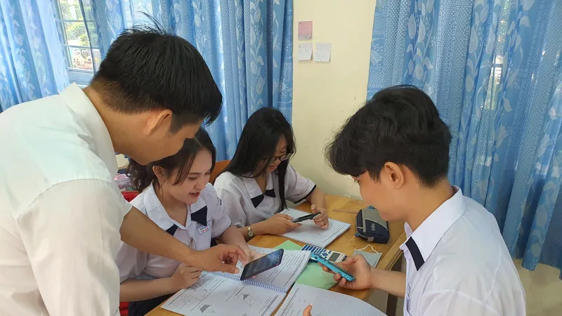 Quy định cho phép học sinh sử dụng điện thoại di động cần được hiểu thế nào cho đúng?