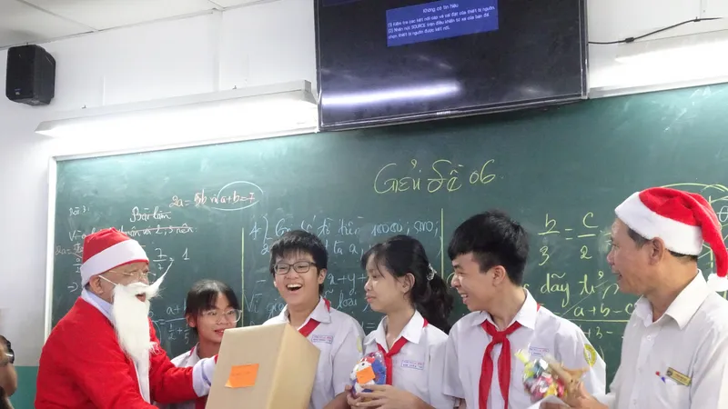 Thầy hiệu trưởng hóa thân thành ông già Noel tặng... iPhone 12 cho học sinh