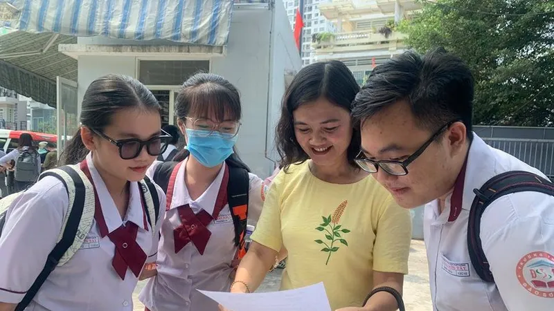 Học sinh và giáo viên sau khi kết thúc giờ làm bài môn Ngữ văn tại điểm thi THPT Gia Định