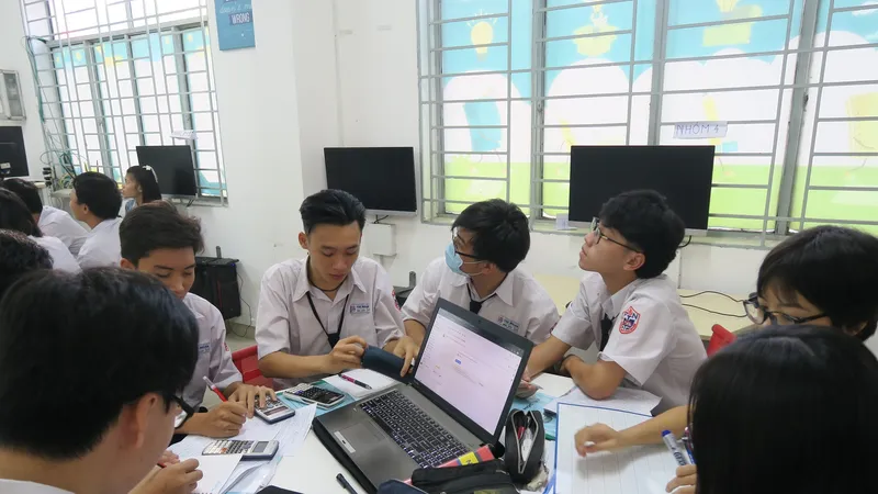 Học sinh tự thiết kế máy rửa tay, giá đỡ laptop trong giờ học môn Hóa