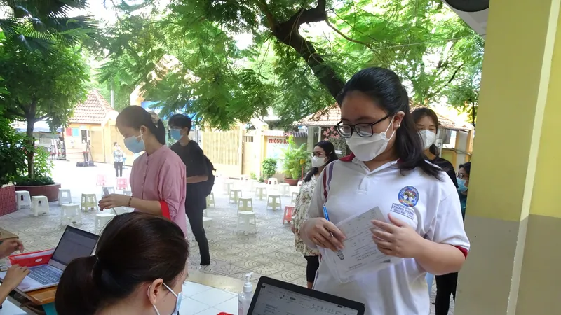 Lãnh đạo Sở GD-ĐT TPHCM kiểm tra việc lấy mẫu xét nghiệm thí sinh kỳ thi tốt nghiệp THPT