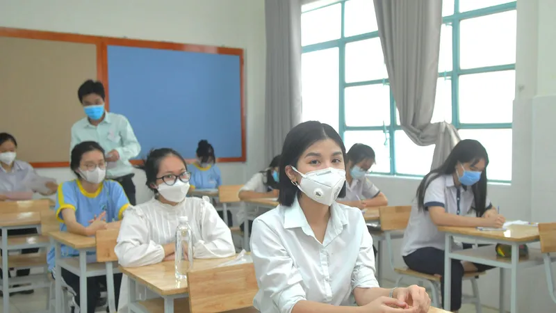 Thí sinh tại điểm thi Trường THPT Lương Thế Vinh trước giờ thi môn Ngữ văn. Ảnh: CAO THĂNG