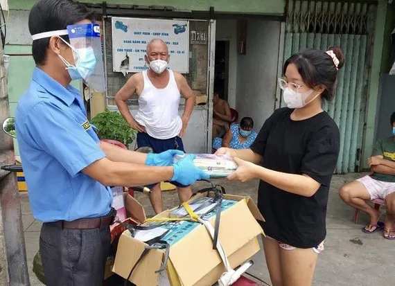 TPHCM: Kết thúc nhiệm vụ của điều phối viên chuyển phát tài liệu học tập cho học sinh vào ngày 24-10