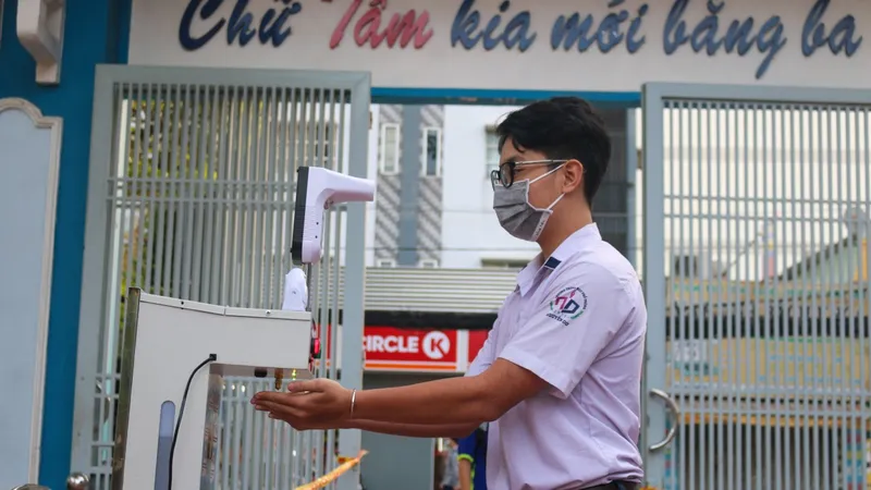 TPHCM: Học sinh khối 9 và 12 trở lại trường 
