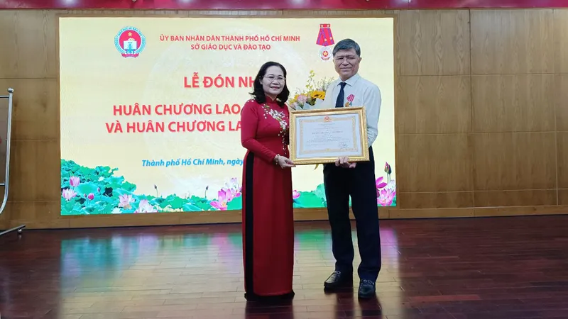 Trao tặng Huân chương Lao động cho 9 cá nhân có thành tích xuất sắc trong ngành giáo dục thành phố