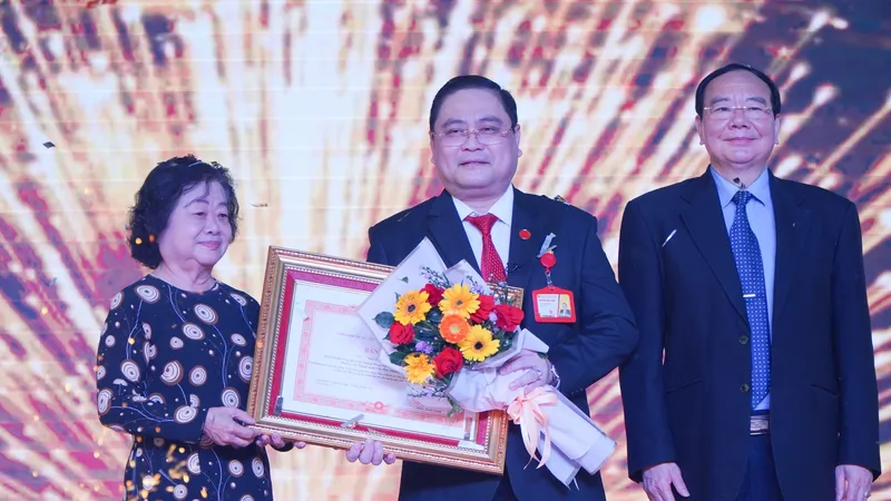 Thủ tướng Chính phủ tặng bằng khen cho cá nhân và tập thể đóng góp cho Quỹ học bổng Vừ A Dính