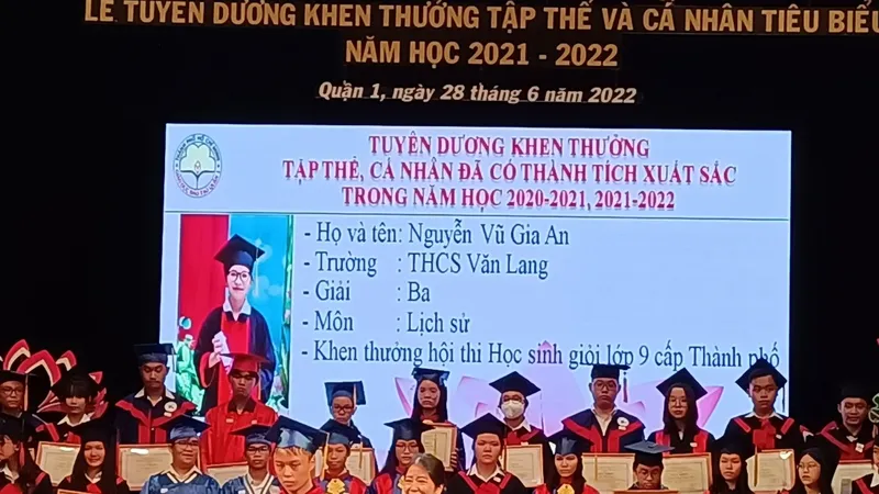 Quận 1 tuyên dương và khen thưởng 1.566 học sinh và giáo viên có thành tích nổi bật