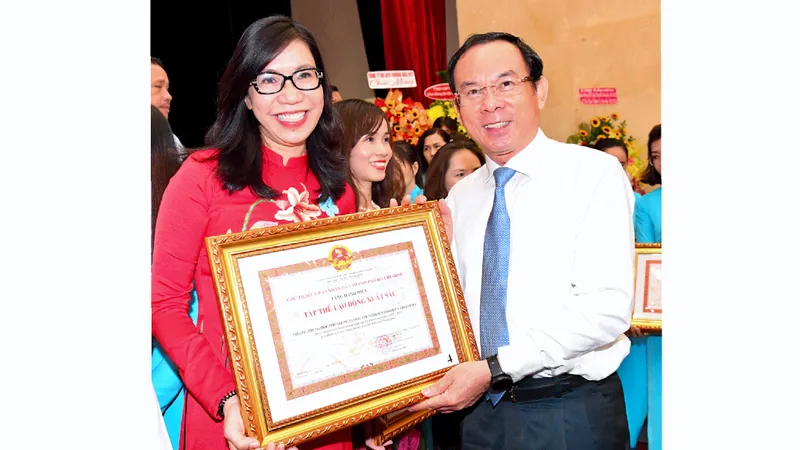 UBND TPHCM tặng danh hiệu “Tập thể lao động xuất sắc” cho 125 đơn vị trường học