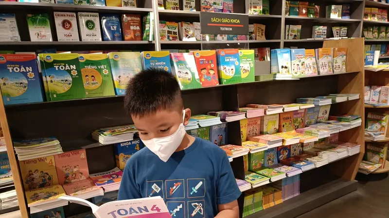 Trang bị SGK cho học sinh có hoàn cảnh khó khăn mượn suốt năm học