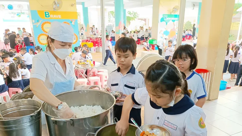 Học sinh Trường Tiểu học Nguyễn Bỉnh Khiêm (quận 1) tham gia ăn bán trú tại trường