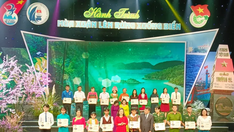 TPHCM: Hơn 72 tỷ đồng trao học bổng cho học sinh, sinh viên dân tộc thiểu số và vùng biển đảo