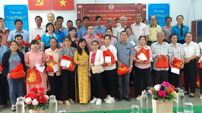 ông đoàn ngành giáo dục TPHCM tặng quà tết cho giáo viên ở huyện Cần Giờ