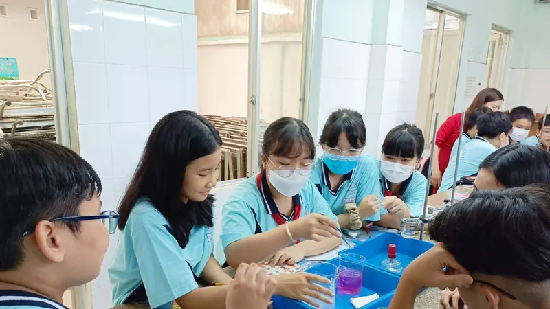Học sinh khối 6, Trường THCS Bạch Đằng (quận 3) trong giờ học môn Khoa học tự nhiên 