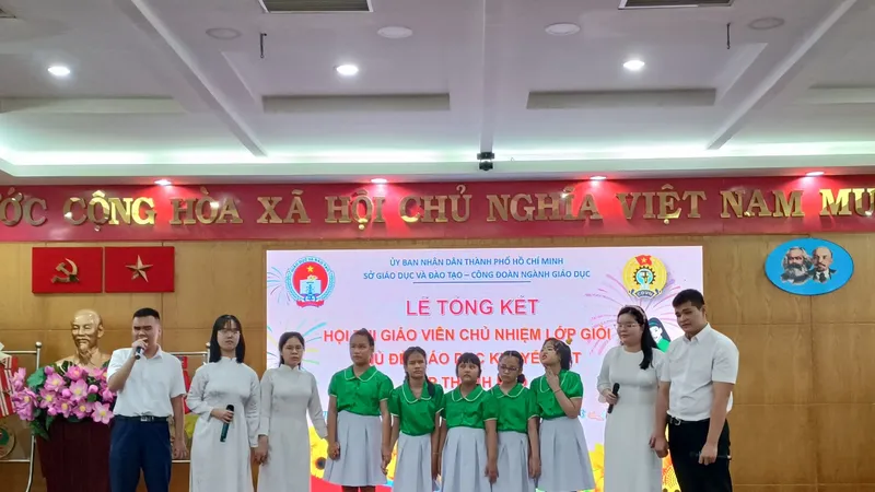 Học sinh Trường Phổ thông đặc biệt Nguyễn Đình Chiểu biểu diễn văn nghệ tại lễ tổng kết Hội thi giáo viên chủ nhiệm lớp giỏi chủ đề giáo dục khuyết tật cấp thành phố năm học 2022-2023