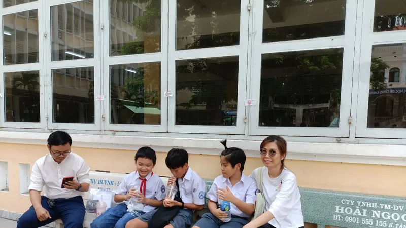 Sau khi hoàn thành bài khảo sát vào lớp 6, nhiều thí sinh ra về với tâm trạng lo lắng