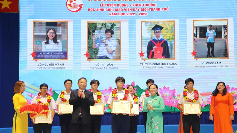 TPHCM: Tuyên dương 458 học sinh và giáo viên giỏi tiêu biểu cấp thành phố