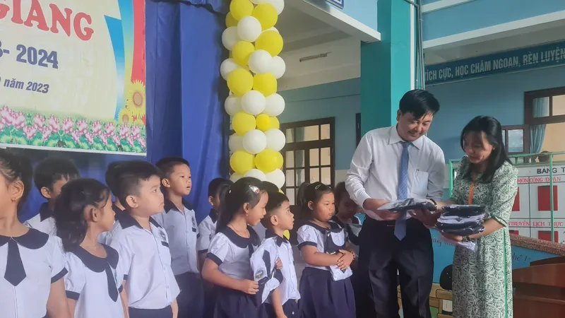 TPHCM: Niềm vui từ những bộ đồng phục mới của học sinh xã đảo