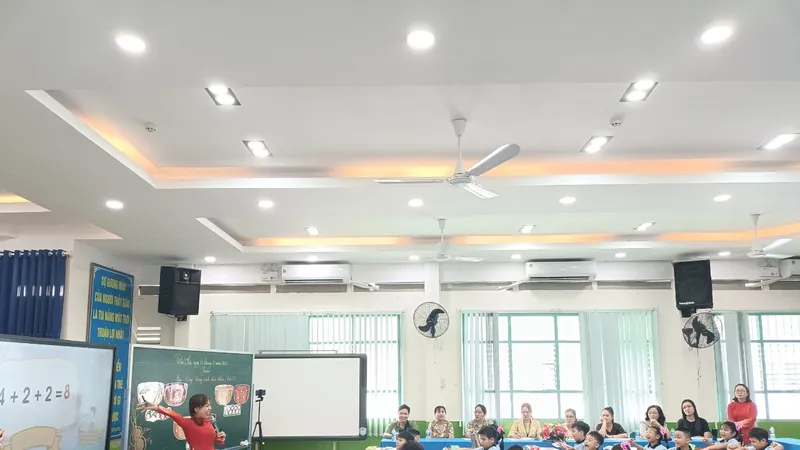 Phụ huynh hào hứng vào lớp "học" cùng con