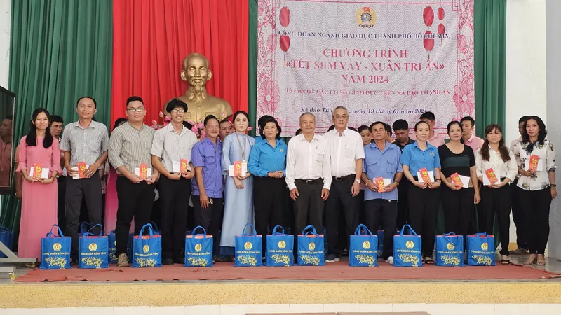 Trao quà tết 239 cán bộ, nhà giáo huyện Cần Giờ