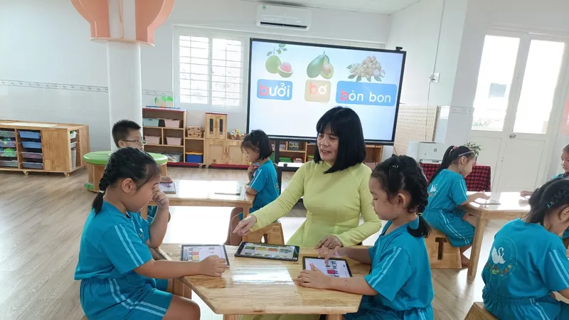 Trẻ thích thú trải nghiệm các thiết bị công nghệ số tại Trường Mầm non Thành phố (quận 3, TPHCM)