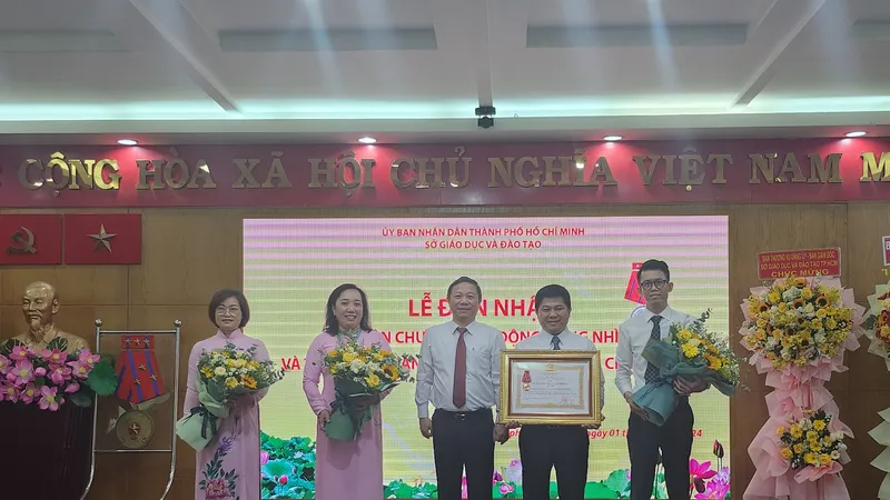 Văn phòng Sở GD-ĐT TPHCM nhận Huân chương Lao động hạng Nhì do Chủ tịch nước trao tặng