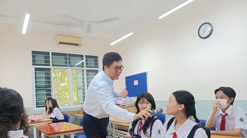 Giáo viên Trường THPT Lê Quý Đôn (quận 3, TPHCM) hướng dẫn học sinh lớp 9 tìm hiểu môi trường học tập ở cấp THPT