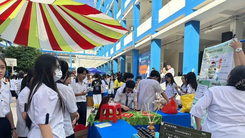 Học sinh tự tin giới thiệu sản phẩm trí tuệ nhân tạo tại Ngày hội STEAM