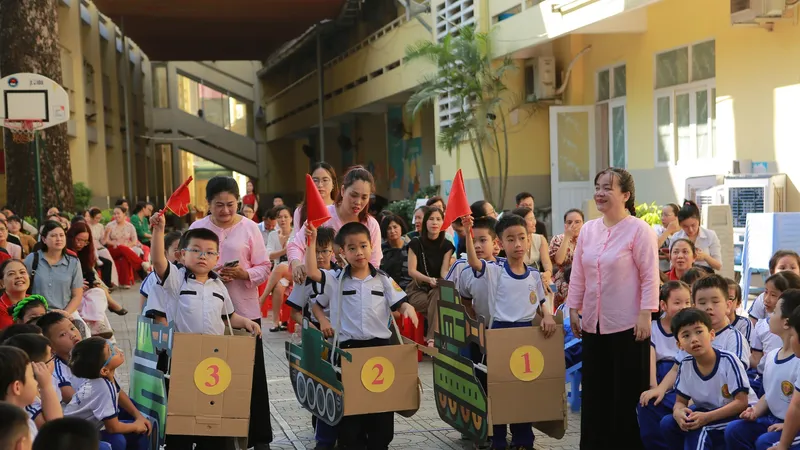 Học sinh lớp 1 "hóa thân" thành những chiến sĩ nhỏ tìm hiểu lịch sử dân tộc 