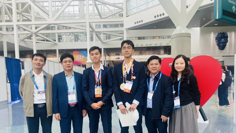 Học sinh Trường THPT chuyên Lê Hồng Phong (TPHCM) đoạt giải 2 Hội thi Khoa học kỹ thuật quốc tế