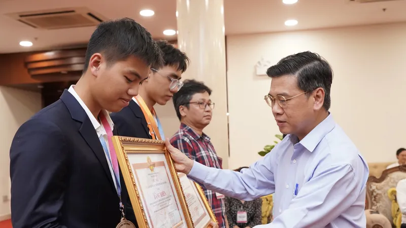 UBND TPHCM tặng bằng khen 2 học sinh đạt giải Nhì cuộc thi khoa học kỹ thuật quốc tế
