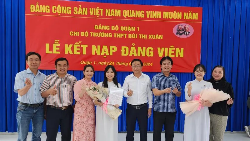 Quận 1: Kết nạp hai học sinh ưu tú vào Đảng 