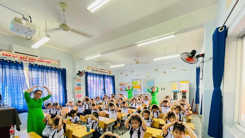 Học sinh lớp 1, Trường Tiểu học Đặng Trần Côn (quận 4) trong ngày tựu trường năm học 2024-2025
